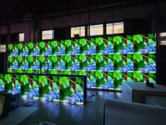 960*960mm Medienfassade LED-Display mit 6500nits Helligkeit IP65 Schutz und 3840Hz Erneuerungsrate für den Außenbereich