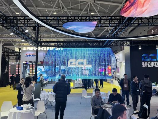 Transparentes LED-Display für den Außenbereich mit 10.000 Nits Helligkeit, IP65-Schutz und leichtem Design P25 mm P31,25 mm